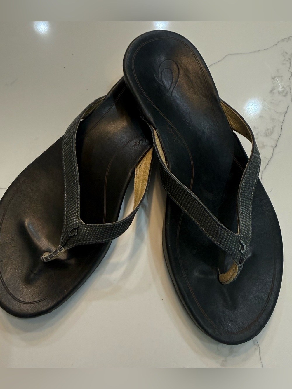 OluKai Hi’ona Flip Flops Sandals Black Silver snake Women's Size 7 leather